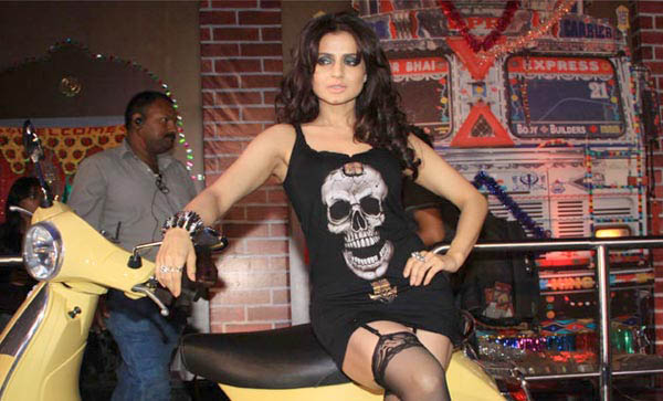 First look: Amessha Patel opt gothic look for Desi magic